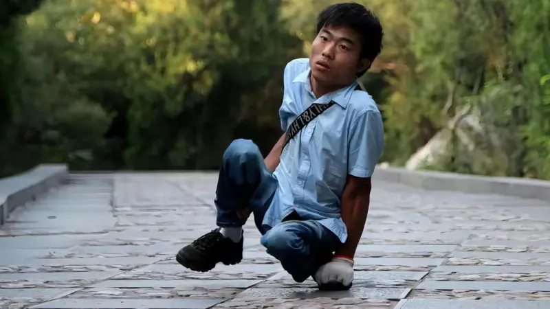 Li Chuangye menyiarkan pendakiannya kepada ribuan orang di dunia maya