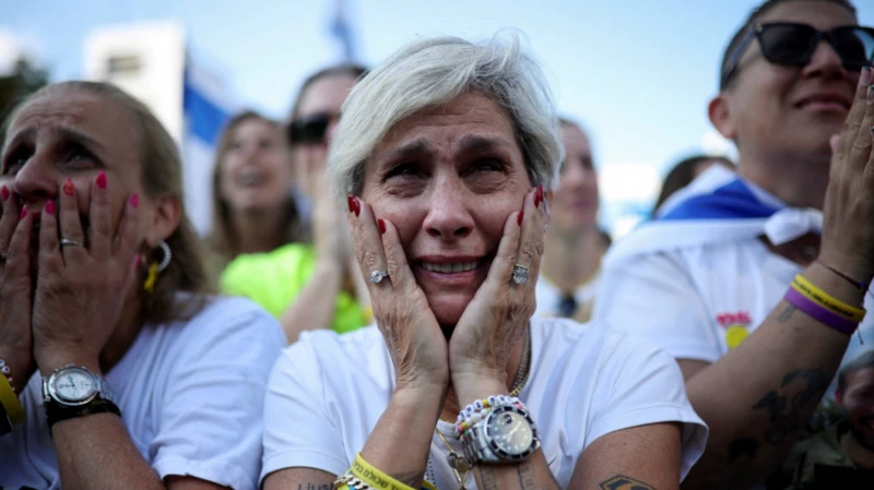 Reaksi sejumlah warga israel saat Hamas membebaskan para sandera yang telah ditawan di Gaza sebagai bagian dari pertukaran tawanan-sandera dan kesepakatan gencatan senjata antara Israel dan Hamas