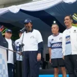 Surya Paloh saat melepas peserta Gunwalk HUT ke-14 Partai Nasdem