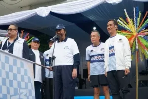 Surya Paloh saat melepas peserta Gunwalk HUT ke-14 Partai Nasdem